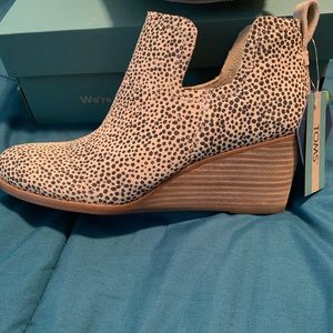 Tom’s wedge ankle boots NWT